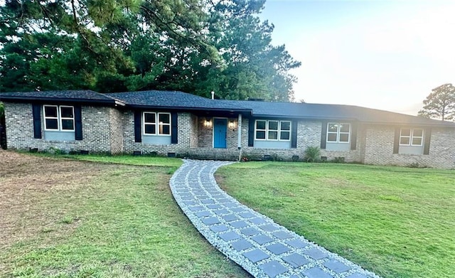 view of front of property with a front yard