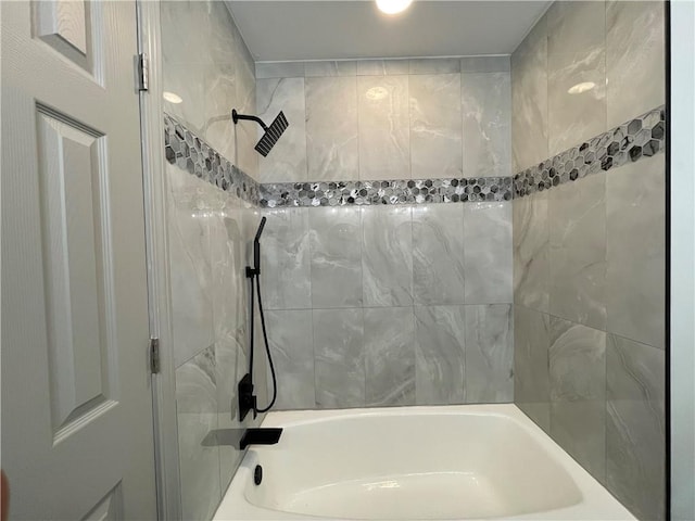 bathroom featuring tiled shower / bath