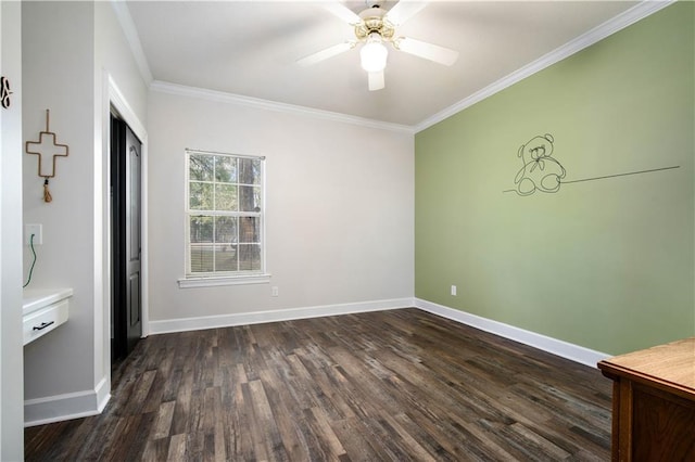 unfurnished room featuring ornamental molding, dark wood-type flooring, a ceiling fan, and baseboards