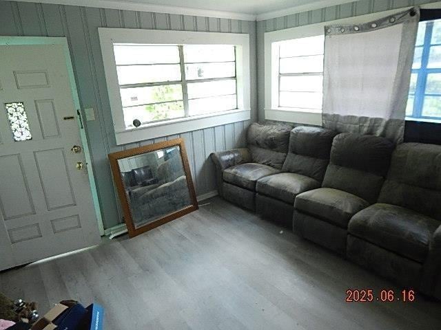 1021 Cherry St, Mobile, AL 36610 - living area with light wood finished floors