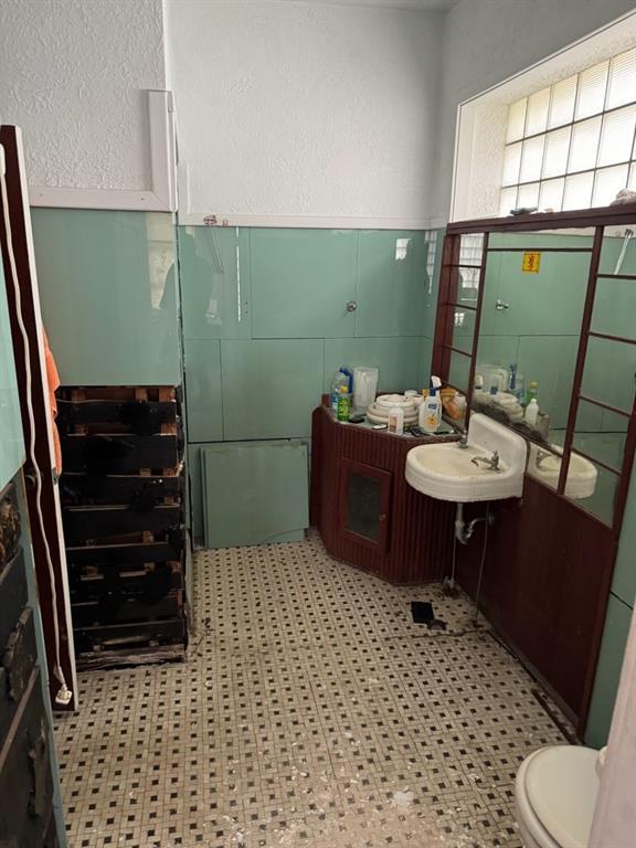 bathroom featuring sink and toilet