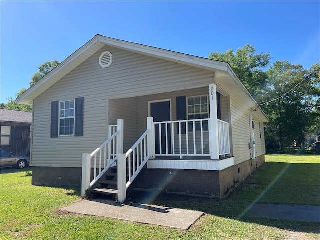 view of front of property with a front yard