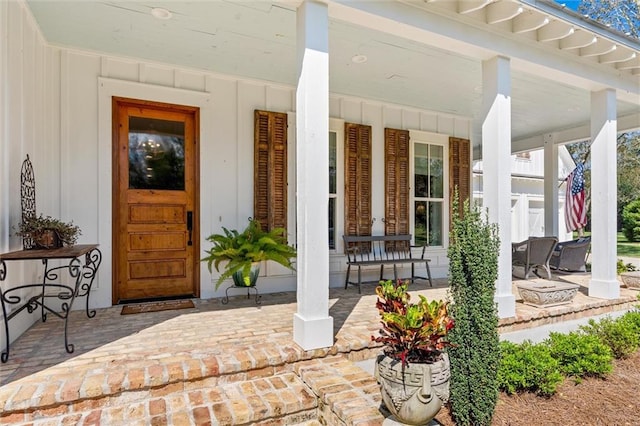 property entrance featuring a porch