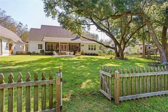 view of front of house featuring a front lawn