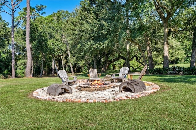 view of yard featuring a fire pit