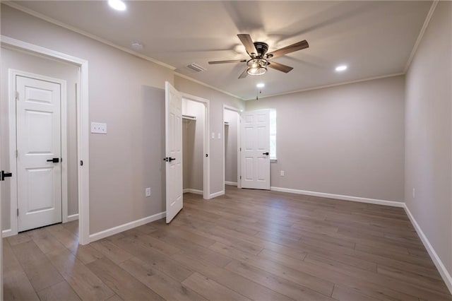 unfurnished room featuring ceiling fan, light hardwood / wood-style floors, and ornamental molding