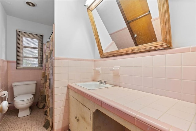 2950 Pinetucky Rd, Mobile, AL 36618 - bathroom featuring tile walls, wainscoting, toilet, vanity, and tile patterned flooring