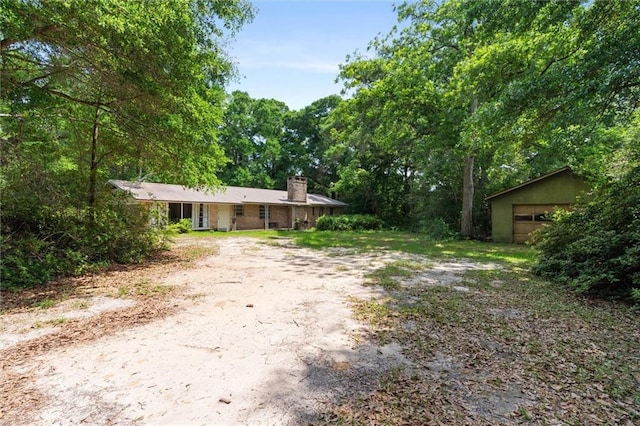 2950 Pinetucky Rd, Mobile, AL 36618 - view of front of house featuring a chimney and dirt driveway