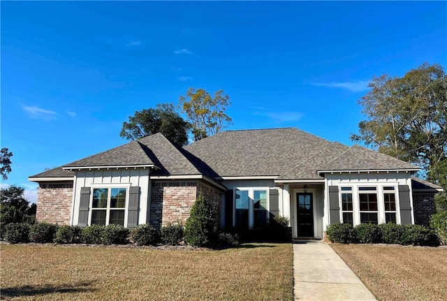 view of front of property featuring a front yard