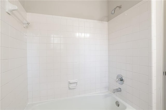 bathroom with tiled shower / bath