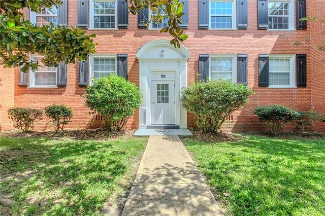 property entrance featuring a yard