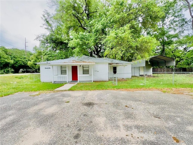 view of front facade featuring a carport and a front yard