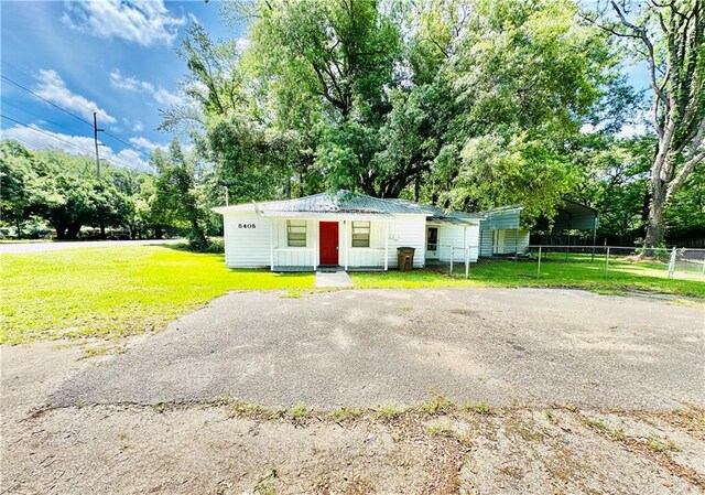 view of front of property featuring a front yard