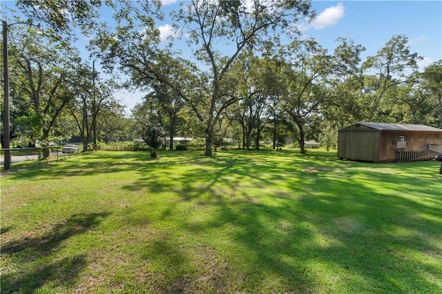 view of yard featuring an outbuilding