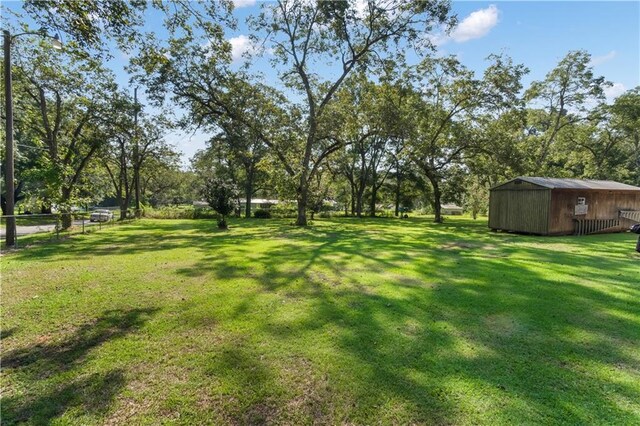 view of yard with an outbuilding