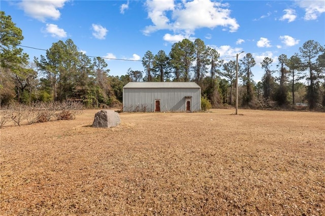 view of yard featuring an outbuilding