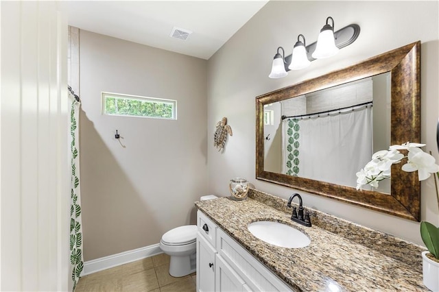 full bath with curtained shower, visible vents, baseboards, toilet, and vanity