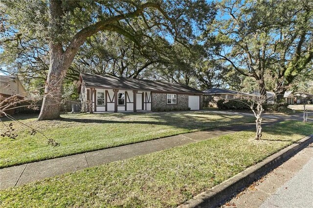 view of front facade featuring a front lawn