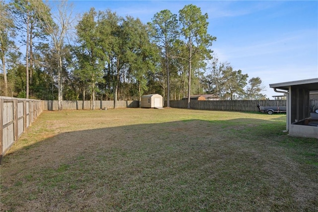 view of yard with a shed, a fenced backyard, and an outdoor structure