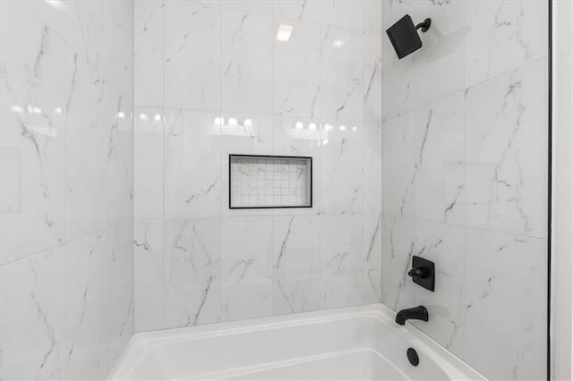 bathroom with tiled shower / bath combo