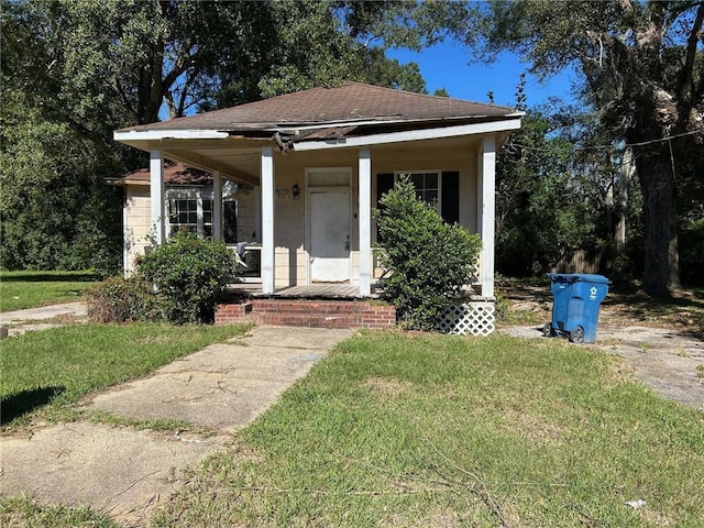 bungalow featuring a front yard