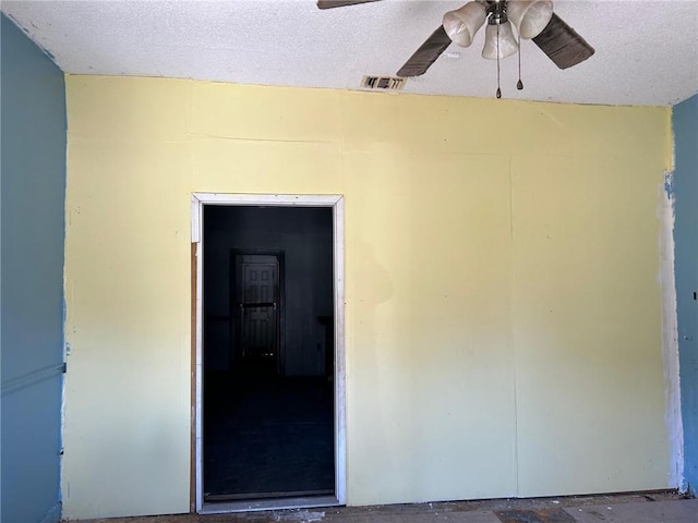 unfurnished room featuring a textured ceiling and ceiling fan