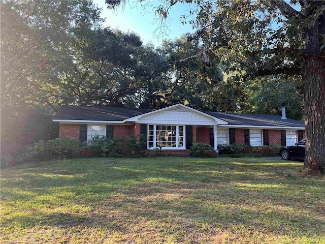 ranch-style home featuring a front yard