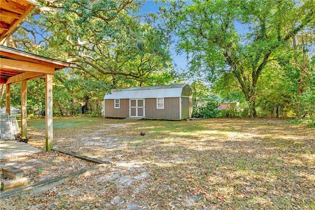 view of yard featuring a shed