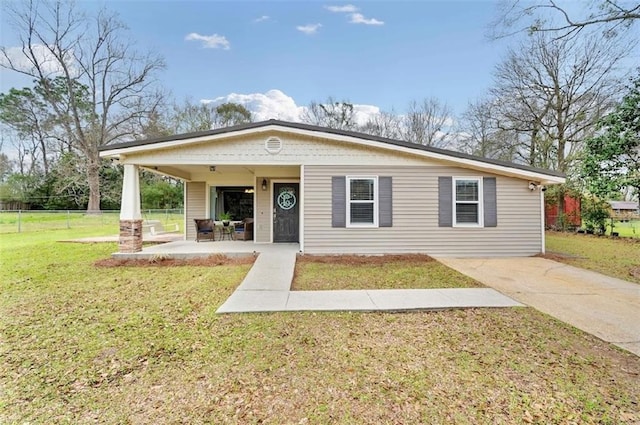 view of front of property featuring a front yard and fence