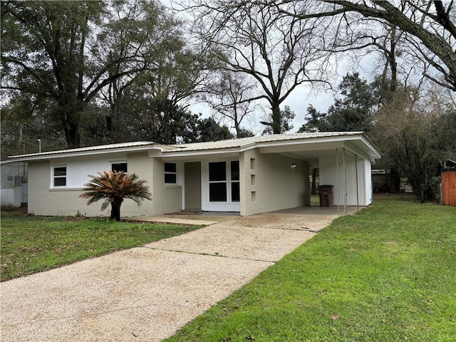 ranch-style home featuring a front lawn and a carport