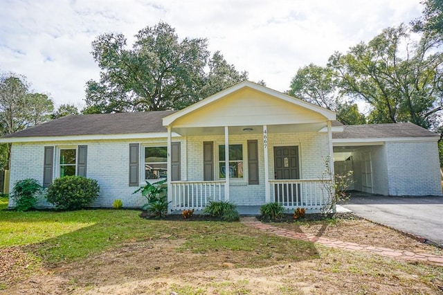 view of front of property featuring a front lawn and a carport