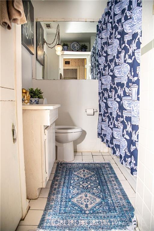 612 Summerland Dr, Mobile, AL 36617 - full bath featuring tile patterned floors, toilet, vanity, and a shower with curtain
