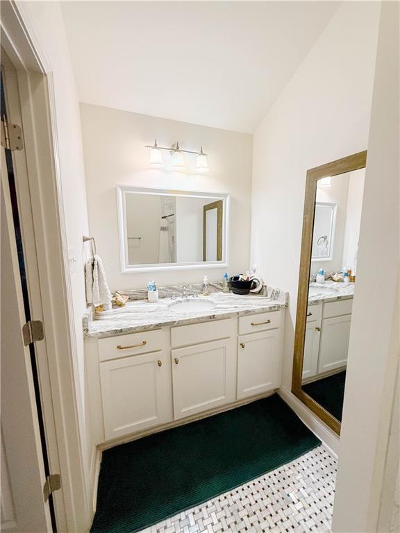 2555 E Rd, Mobile, AL 36693 - bathroom with vanity