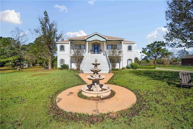 view of front of home featuring a front yard