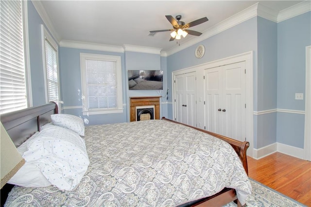 211 Cedar St, Mobile, AL 36602 - bedroom with wood finished floors, ornamental molding, and a ceiling fan
