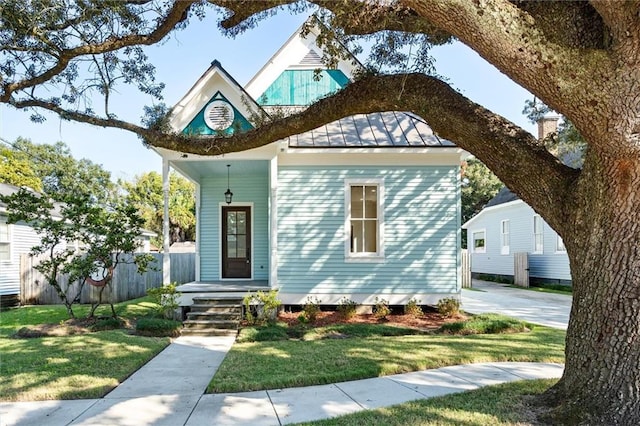 view of front of home featuring a front yard