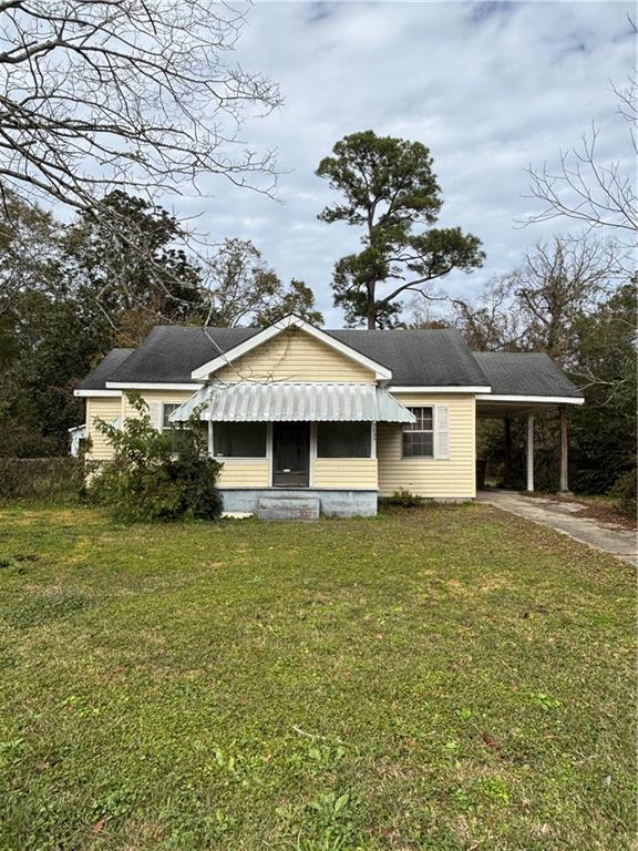 view of front of home featuring a carport and a front yard