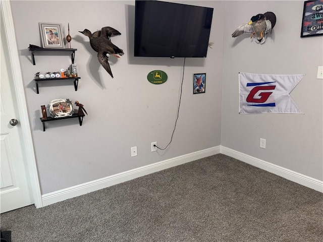 unfurnished bedroom featuring carpet floors and baseboards