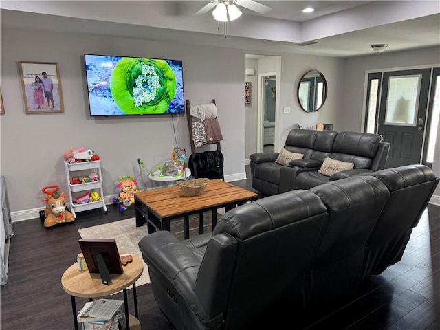 living area with dark wood-type flooring, recessed lighting, ceiling fan, and baseboards