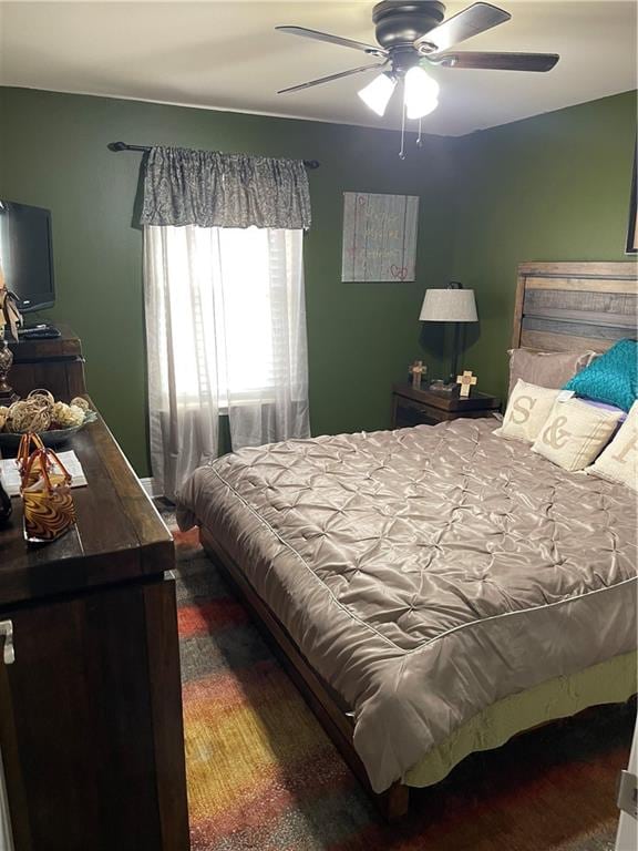 bedroom featuring ceiling fan