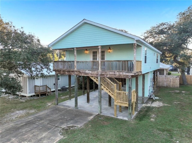 view of front of property featuring cooling unit and a front yard