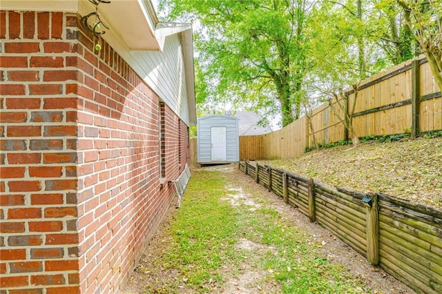 view of yard with a storage unit