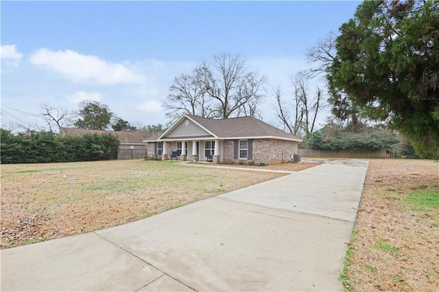 view of front of property featuring a front yard