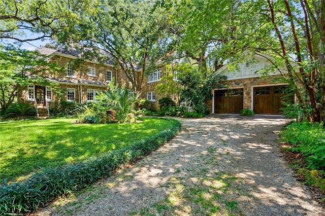 view of front of property featuring a front yard