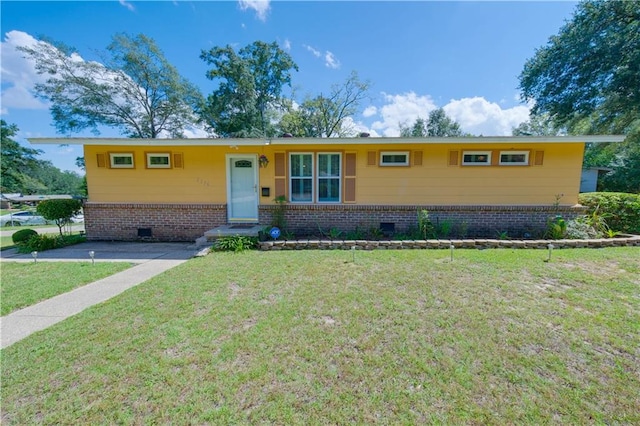 ranch-style home featuring a front lawn