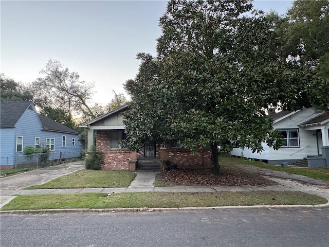 view of front facade with a front lawn