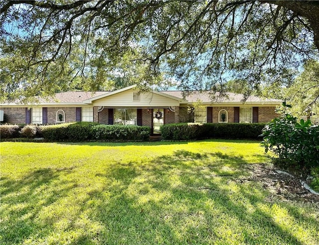 ranch-style home featuring a front lawn