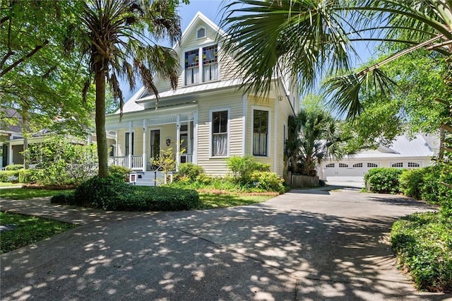 view of front of house featuring a porch and driveway