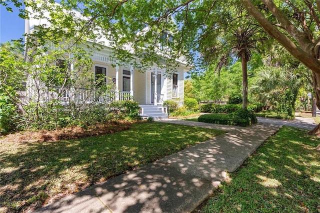 view of front of property featuring a front yard and a porch