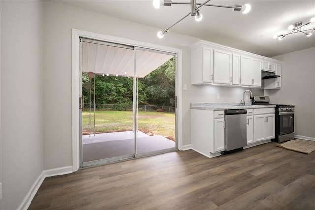 1452 Morlee Dr E, Mobile, AL 36618 - kitchen featuring stainless steel appliances, under cabinet range hood, baseboards, dark wood-type flooring, and white cabinets